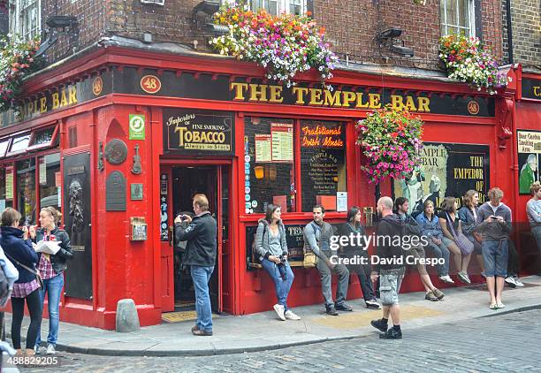 temple bar in dublin, irland - irish pub stock-fotos und bilder