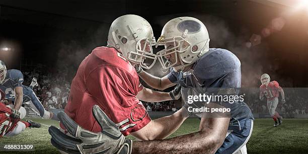 jogo de futebol americano - defesa jogador de futebol imagens e fotografias de stock