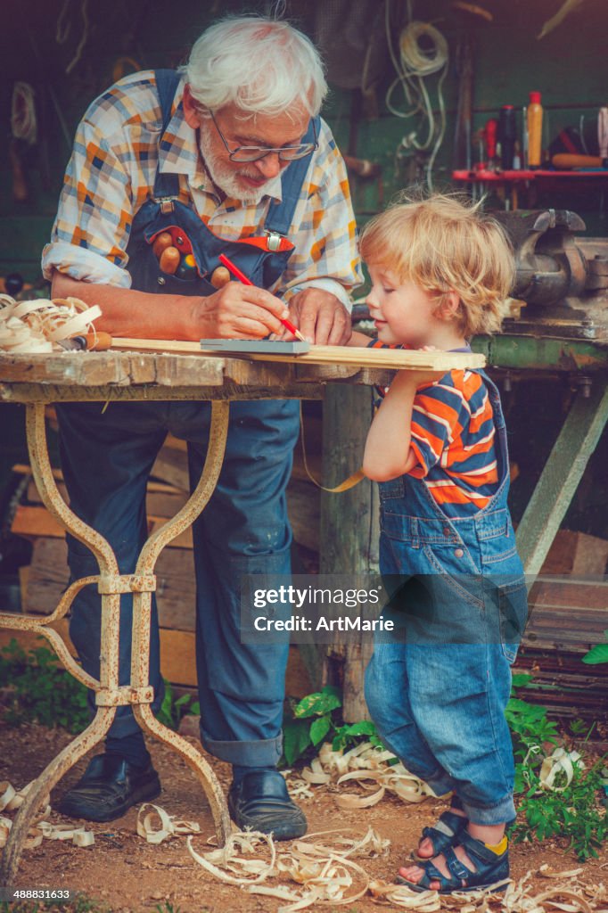 Avô e Neto em oficina