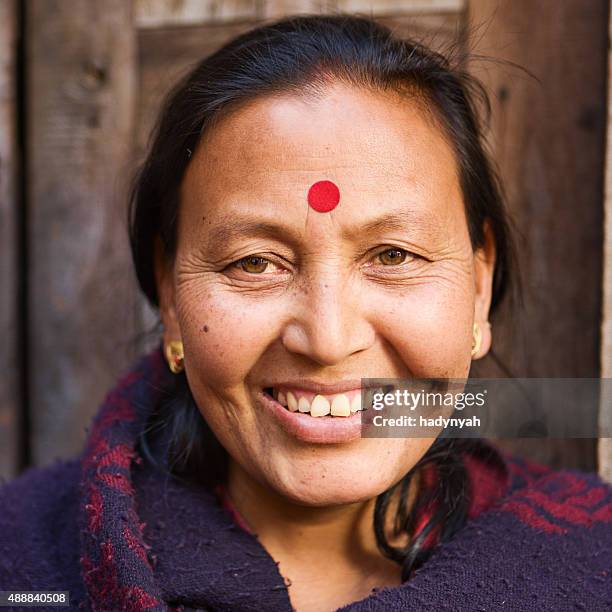retrato de mujer feliz nepali - bindi fotografías e imágenes de stock