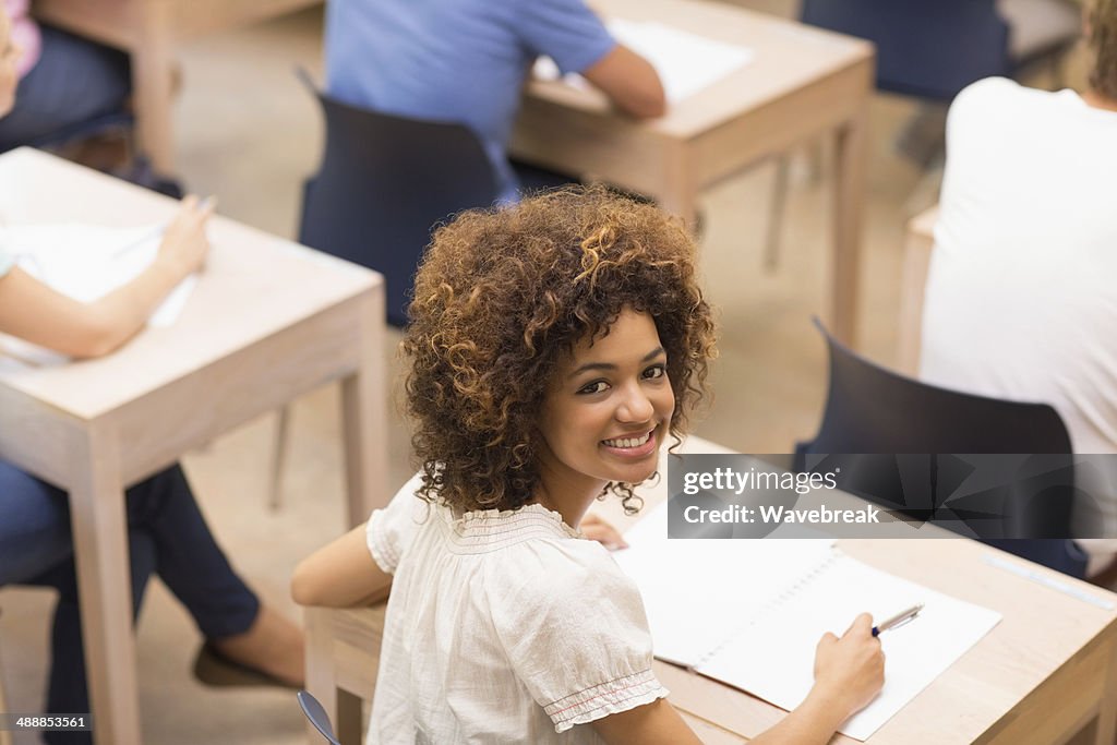 Estudante sentado à mesa na sala de aula