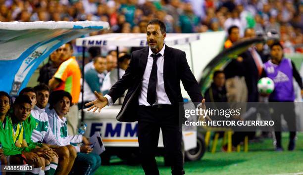 Leon coach Gustavo Matosas gestures during their Mexican Clausura 2014 semifinal first leg football match against Toluca at Nou Camp stadium on May...