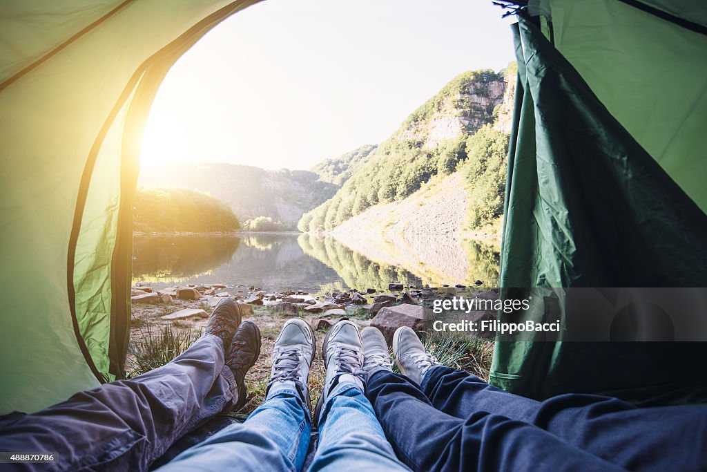 En una carpa cerca del lago con amigos