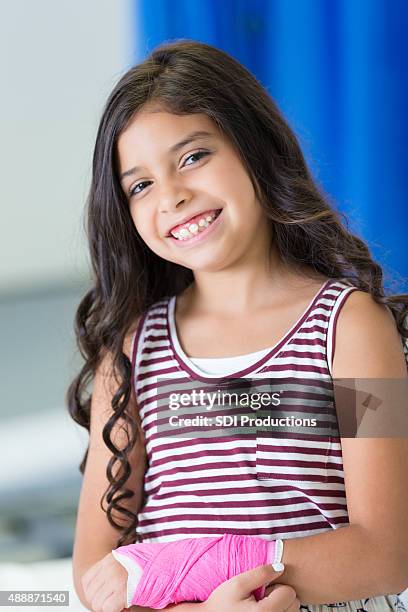 pediatric patient with injured arm smiling in hospital er - wrist stock pictures, royalty-free photos & images