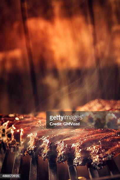 marinated bbq pork ribs on barbecue grill - grill fire meat stockfoto's en -beelden