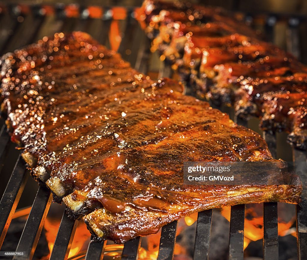 Mariniertes und gegrilltes Schweinefleisch Spareribs auf Barbecue-Grill