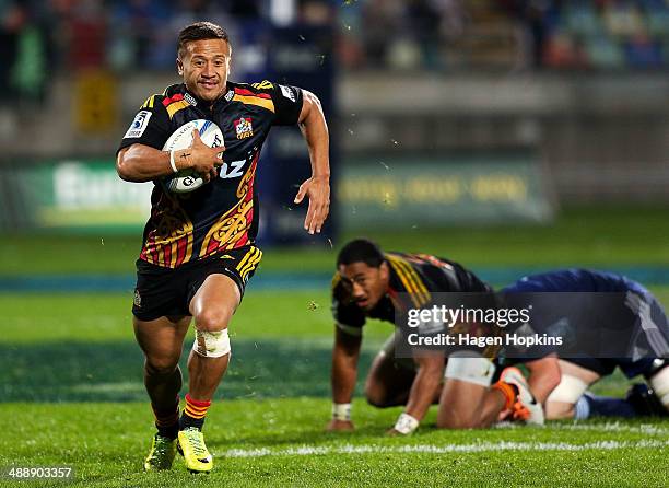 Tim Nanai-Williams of the Chiefs makes a break during the round 13 Super Rugby match between the Chiefs and the Blues at Yarrow Stadium on May 9,...