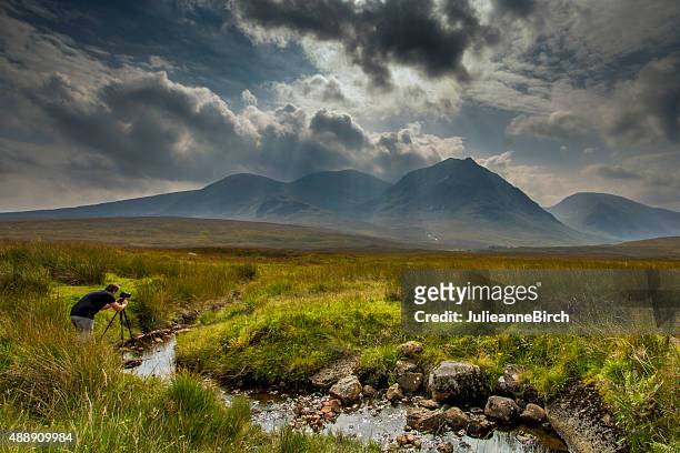 ein foto des schottischen highlands - highlands stock-fotos und bilder