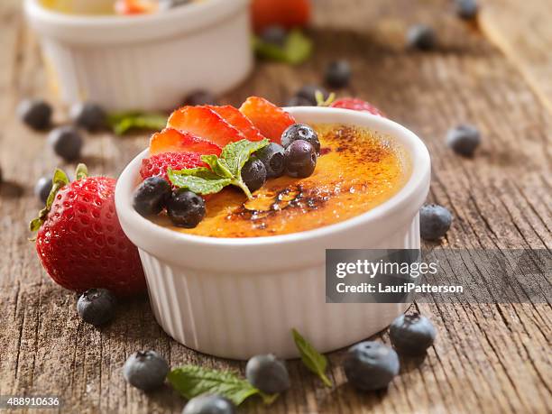 creme brûlee mit frischen früchten - creme brulee stock-fotos und bilder