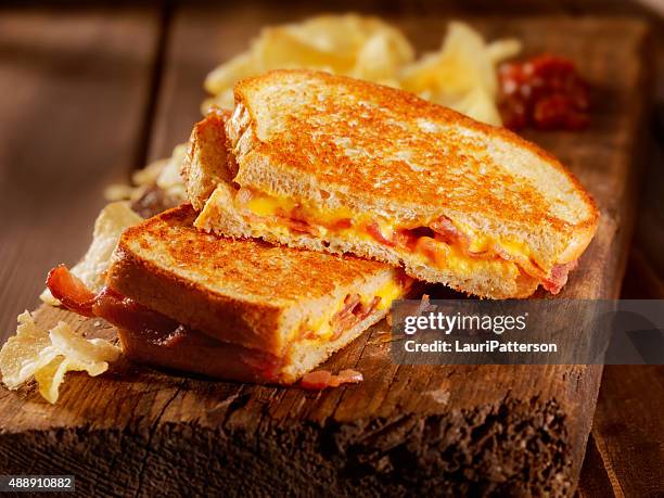 grilled cheese and bacon sandwich - boterham met kaas stockfoto's en -beelden