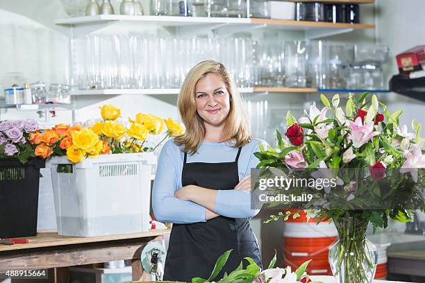 florist working on flower arrangements - kali rose stock pictures, royalty-free photos & images