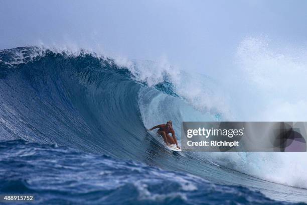 surfer girl in a big backhand barrel - pipeline wave stock pictures, royalty-free photos & images