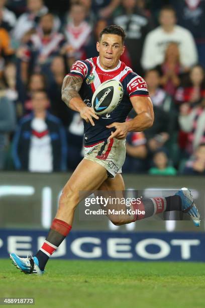 Sonny Bill Williams of the Roosters passes during the round nine NRL match between the Sydney Roosters and the Wests Tigers at Allianz Stadium on May...