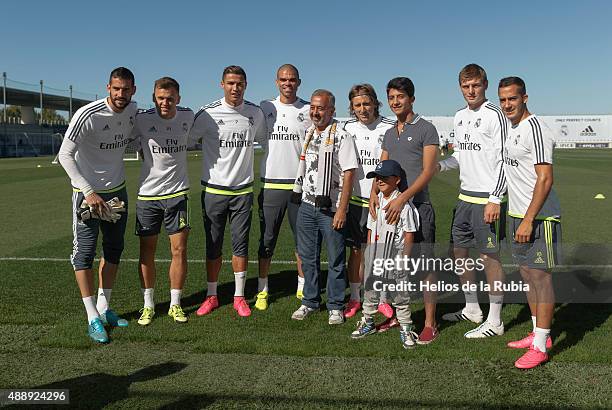 Syrian refugees Uosama Alabed Almohsen and his sons Mohammad and Zied pose with Real Madrid players Kiko Casilla, Denis Cheryshev, Cristiano Ronaldo,...