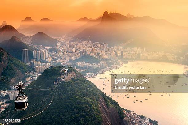 atardecer en el río de janeiro - copacabana rio de janeiro fotografías e imágenes de stock