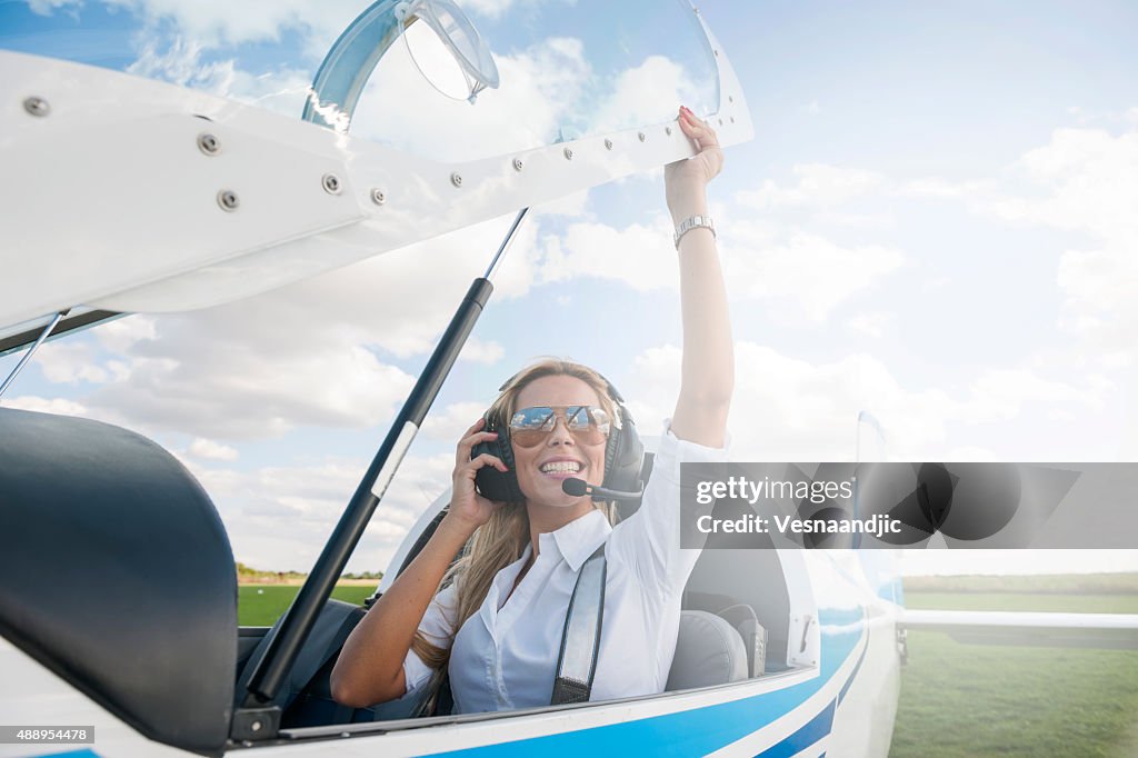 Mulher piloto olhando para a câmara, preparar para a voar