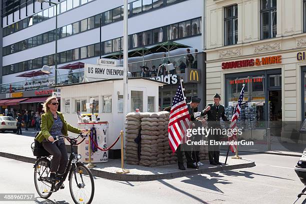 o checkpoint charlie - lugar histórico - fotografias e filmes do acervo