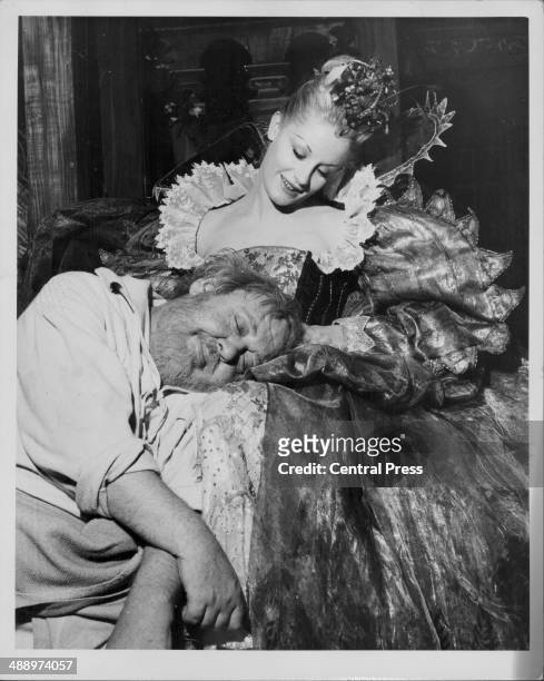Actors Charles Laughton and Mary Ure rehearsing for the play 'A Midsummer Night's Dream', Stratford-upon-Avon, England, June 2nd 1959.