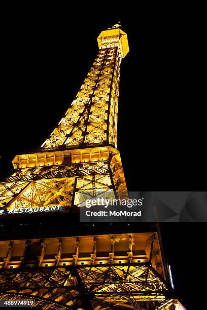 paris las vegas hotel - eiffel tower at night stock pictures, royalty-free photos & images