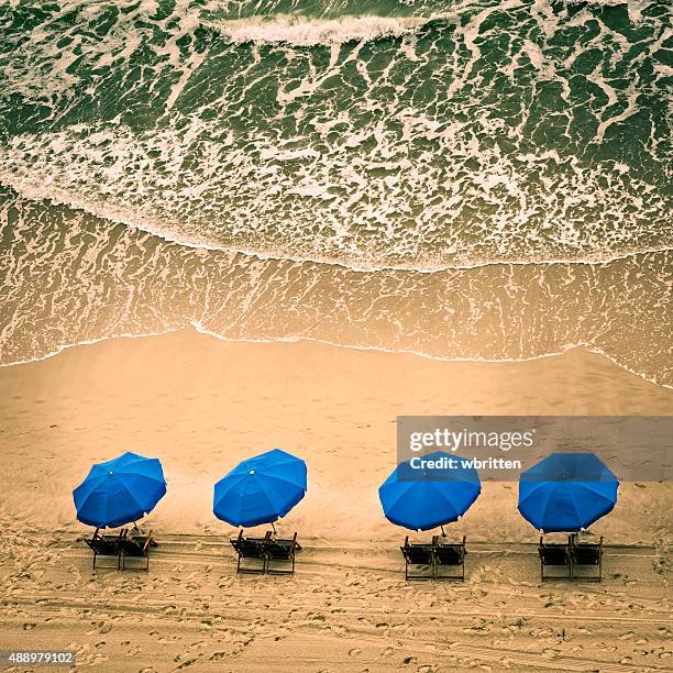 sedie a sdraio e onde dell'oceano - myrtle beach foto e immagini stock