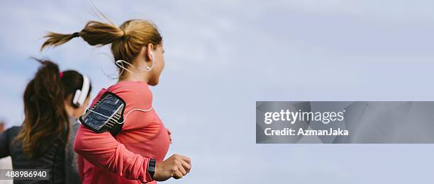 friends jogging in the city - fitness armband stockfoto's en -beelden