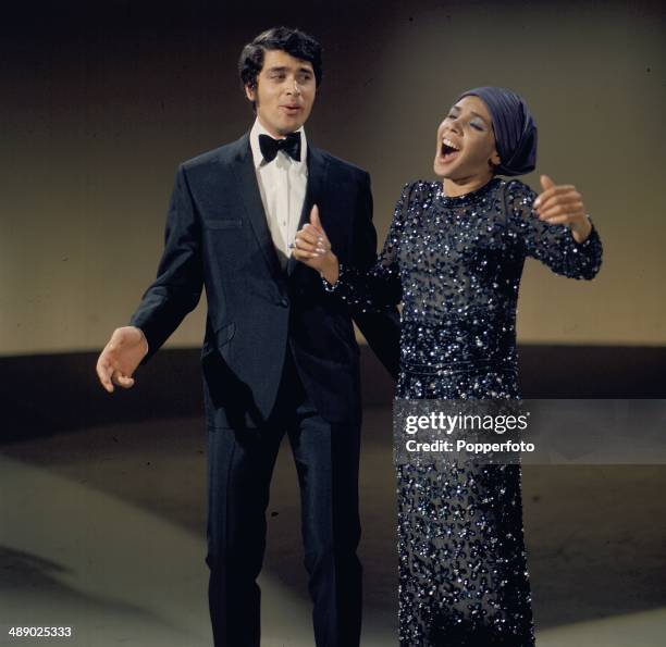 British singer Engelbert Humperdinck performs with Shirley Bassey on the set of his television series 'The Engelbert Humperdinck Show' in 1967.