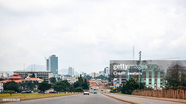 afrikanische die skyline der stadt. abuja, nigeria. - abuja stock-fotos und bilder