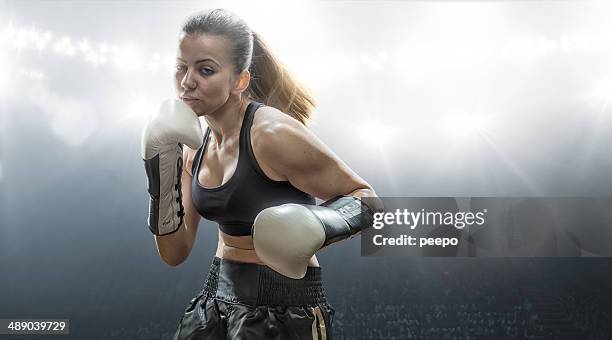 リングに上がる - female boxer ストックフォトと画像