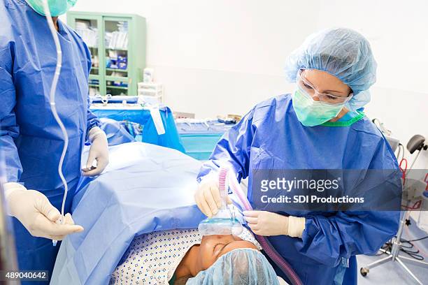 anesthesiologist arbeiten mit chirurg den patienten vor der operation beschaulichen - anesthesia mask stock-fotos und bilder
