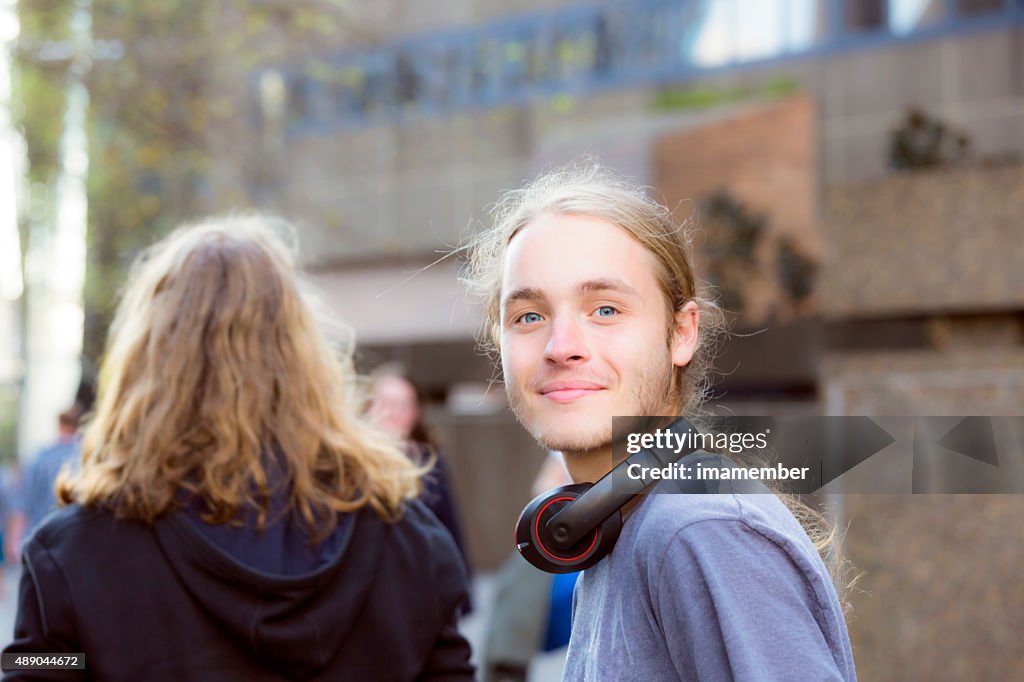 Retrato de dezanove anos velho Menino adolescente com auscultadores, outdoor