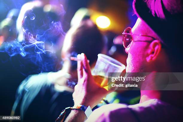 hipster homem em um concerto. - bash 2015 concert imagens e fotografias de stock