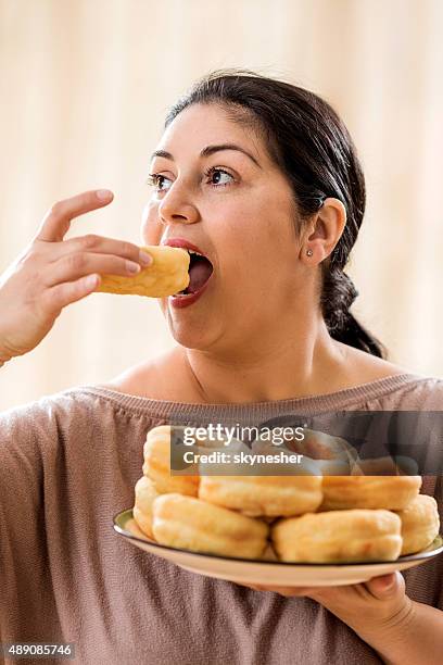 hungry fat woman eating donuts. - fat people eating donuts 個照片及圖片檔