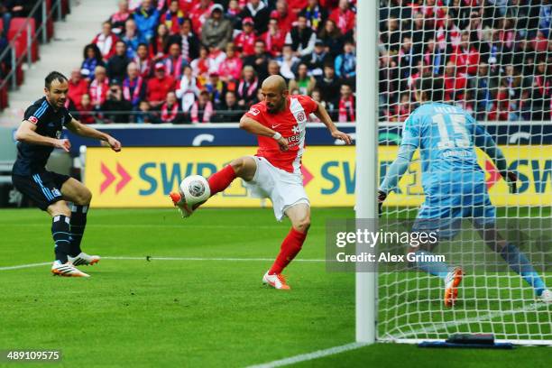 Elkin Soto of Mainz scores his team's first goal against Heiko Westermann and goalkeeper Rene Adler of Hamburg during the Bundesliga match between 1....