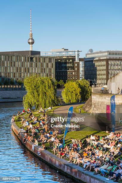 berlin strand bar - berlin ufer stock-fotos und bilder