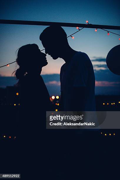auf dem dach lieben - people kissing stock-fotos und bilder