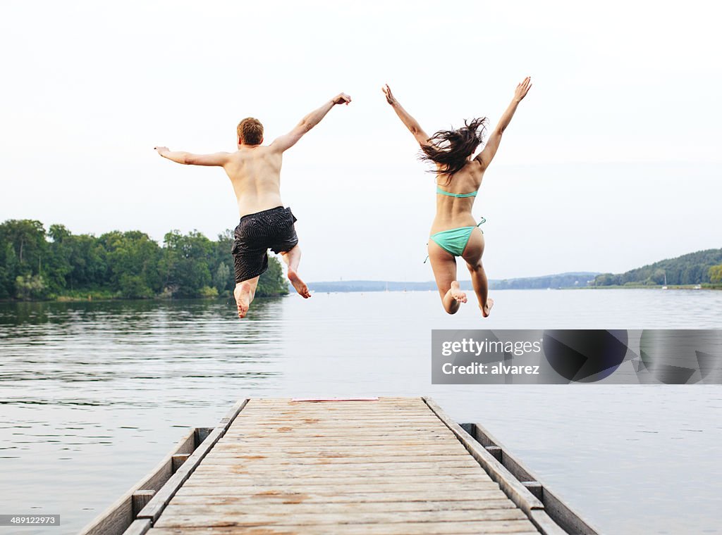 Gute Freunde springen auf den See