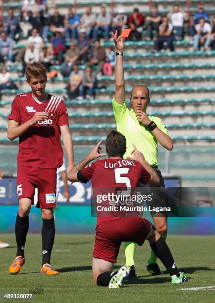 The referee Michael Fabbri shows the red card to Fabio Lucioni of Reggina during the Serie A match between Reggina Calcio and Brescia Calcio on May...