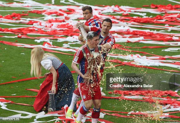 Pierre-Emile Hojbjerg of Bayern Muenchen is showered with beer by Daniel van Buyten to celebrate winning the German Bundesliga Championship after the...