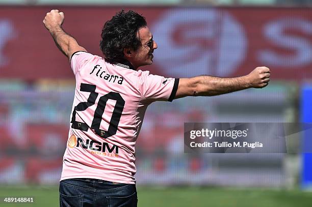 Actor Salvo Ficarra, supporter of Palermo, celebrates their promotion during the Serie B match between US Citta di Palermo and SS Virtus Lanciano at...