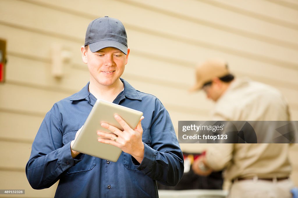 エアコン repairmen 作業をホームユニットです。ブルーことにます。