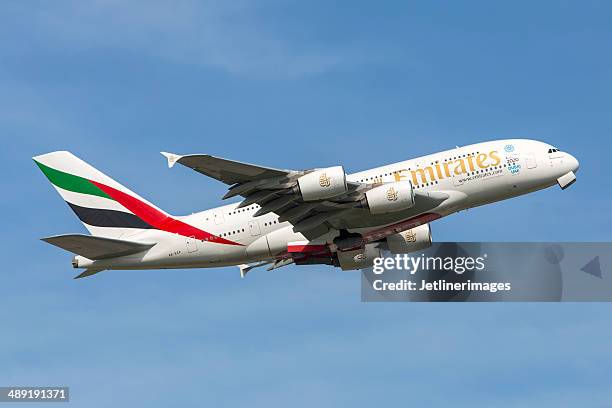 emirates airline airbus a380 - airbus a380 stock pictures, royalty-free photos & images