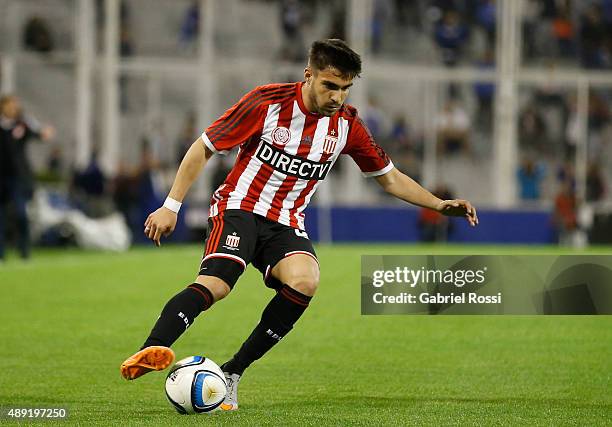 Ezequiel Cerutti of Estudiantes drives the ball during a match between Velez Sarsfield and Estudiantes as part of 25th round of Torneo Primera...