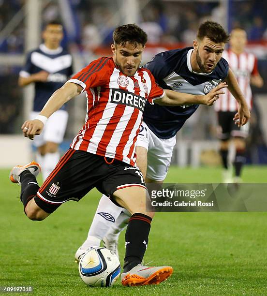 Ezequiel Cerutti of Estudiantes kicks the ball during a match between Velez Sarsfield and Estudiantes as part of 25th round of Torneo Primera...