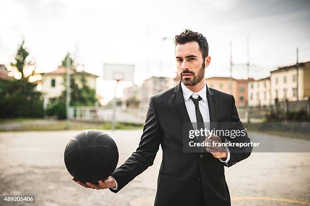 eleganza moda giocatore di basket sul campo - bait ball foto e immagini stock