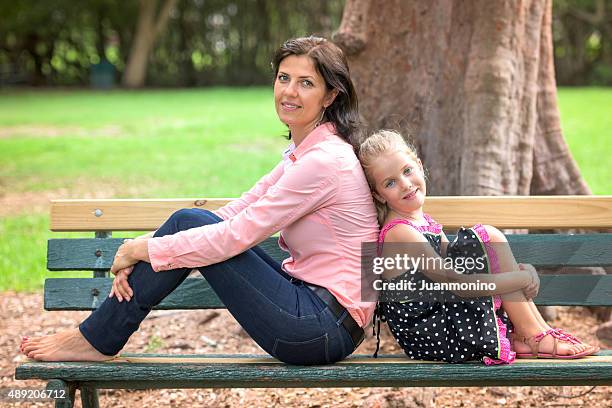 mulher posando com sua filha - beautiful barefoot girls imagens e fotografias de stock