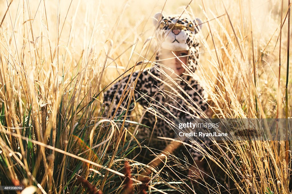 Junge verkleidet als Gepard in Tall Grass