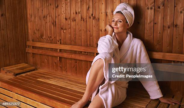 esperando en la sala de vapor para su trabajo es mágico - bathrobe fotografías e imágenes de stock