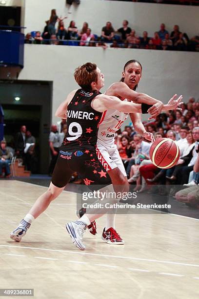 Lenae Williams of ESB Villeneuve d'Ascq in action against Celine Dumerc of Bourges Basket during the game between ESB Villeneuve d'Ascq and Bourges...