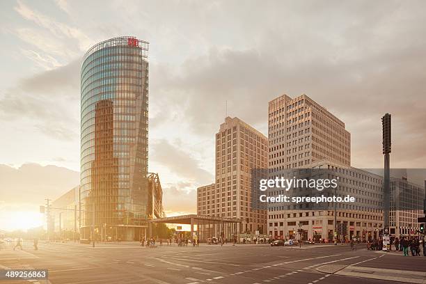 berlin potsdamer platz with sunbeam - potsdamer platz photos et images de collection