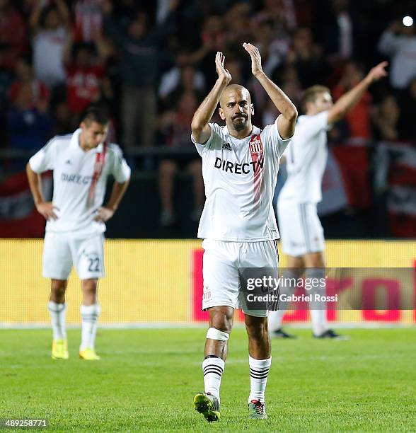 Juan Sebastian Veron of Estudiantes leaves the field during a match between Estudiantes and San Lorenzo as part of Torneo Final 2014 at Ciudad de La...